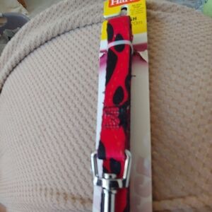 Hartz 4 foot new red and black dog leash attached to original card
